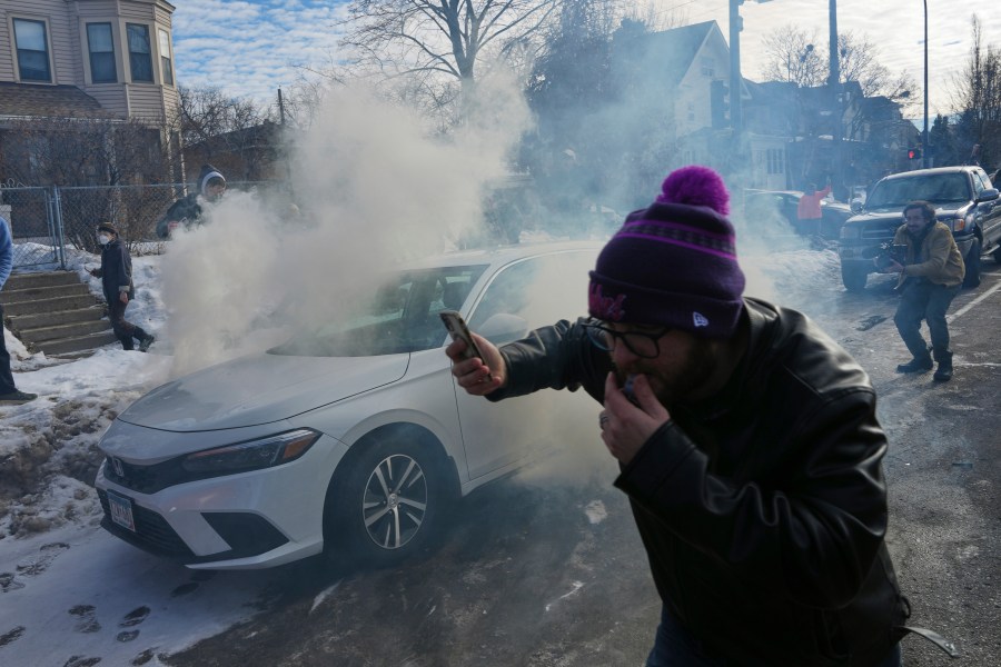 tensions-flare-in-minnesota-as-protesters-and-federal-agents-repeatedly-square-off