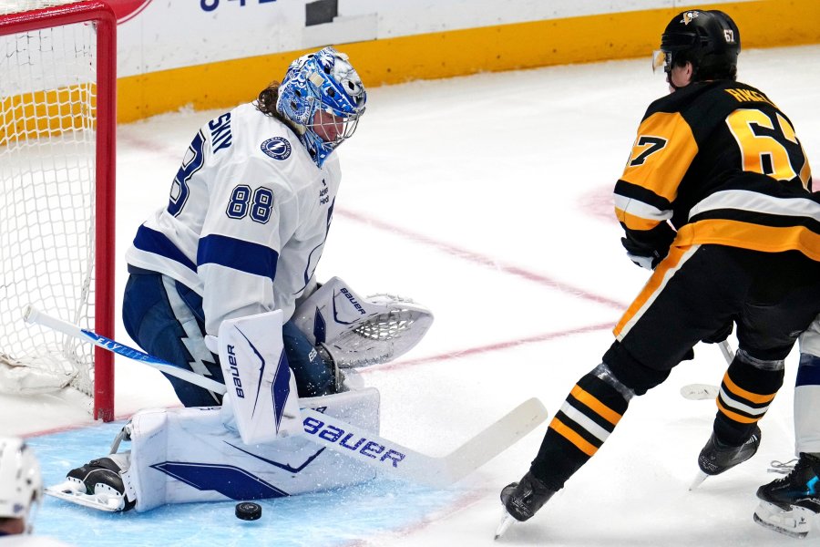 lightning-beat-penguins-2-1-for-11th-straight-win