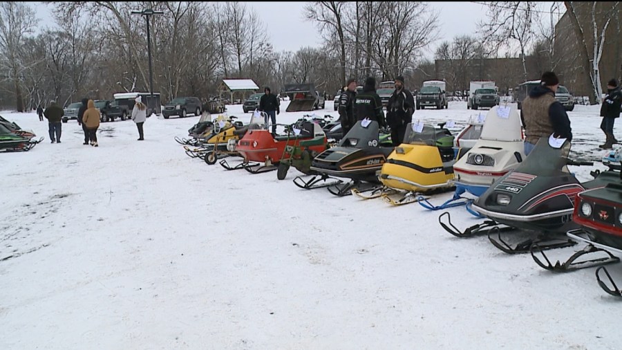 quaker-steak-&-lube-holds-snowmobile-show