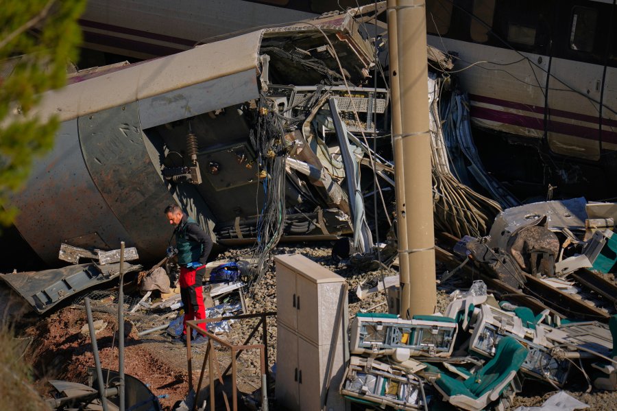 barcelona-commuter-train-crashes,-killing-1,-days-after-deadly-train-collision-in-spain