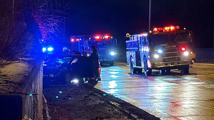driver-hits-wall-on-youngstown-expressway:-police