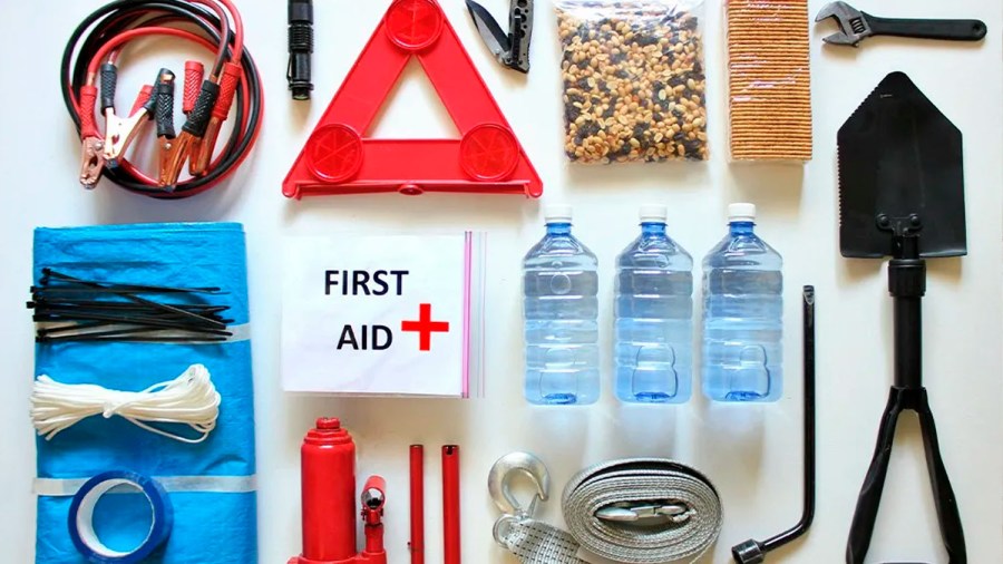 these-14-emergency-supplies-should-be-kept-in-your-car-this-winter