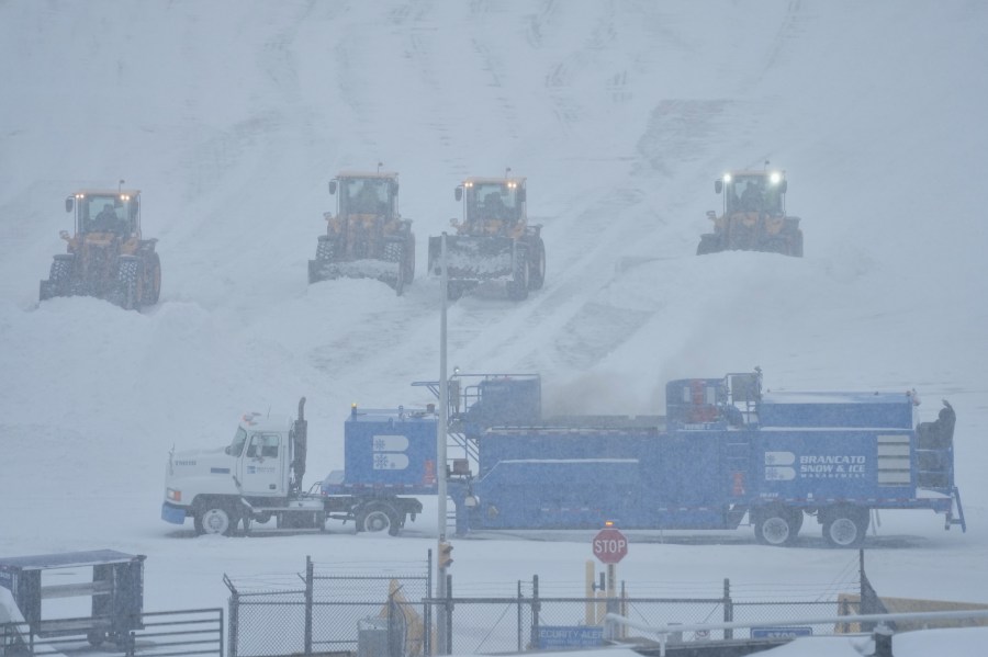 more-than-11,400-flights-canceled-sunday-as-massive-winter-storm-sweeps-across-us
