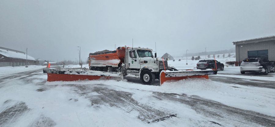 watch:-new-‘super-plow’-makes-quick-work-of-heavy-snow-on-the-turnpike