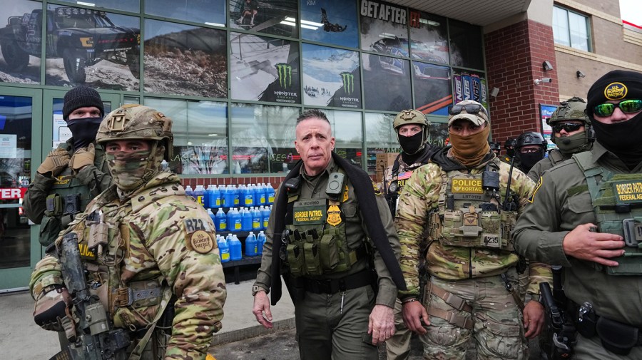 live-updates:-some-border-patrol-agents-in-minnesota-to-depart-after-pretti-shooting