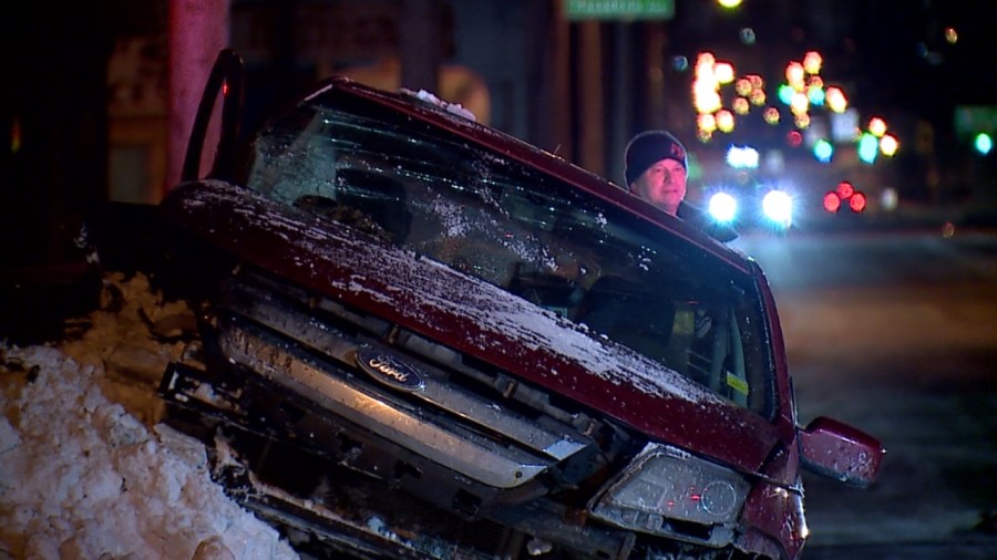 1-taken-to-hospital-after-2-car-crash-in-youngstown