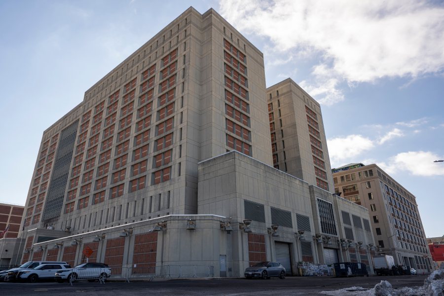 a-man-impersonating-an-fbi-agent-tried-to-get-luigi-mangione-out-of-jail,-authorities-say