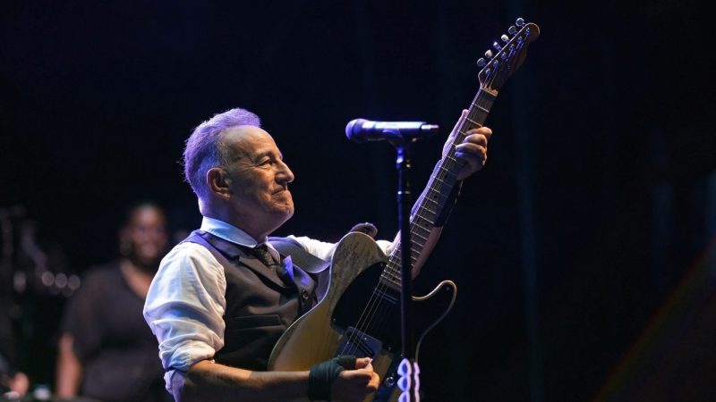 springsteen-surprises-at-anti-ice-benefit-for-pretti,-good-families