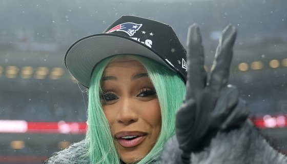 cardi-b-shines-as-the-musical-guest-on-‘saturday-night-live’