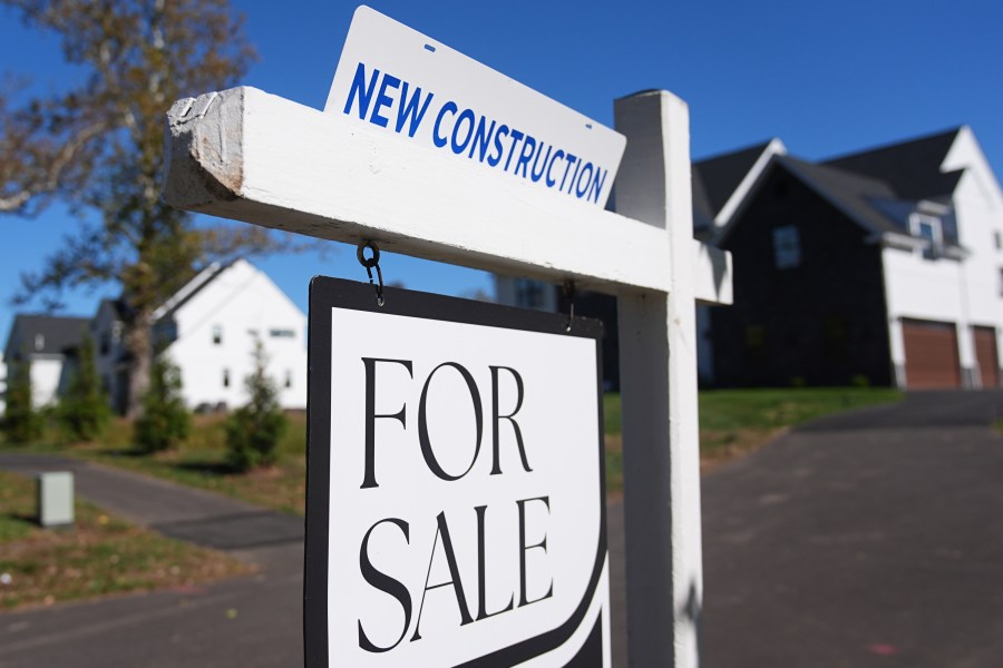 average-us-long-term-mortgage-rate-barely-budges,-holding-near-6%