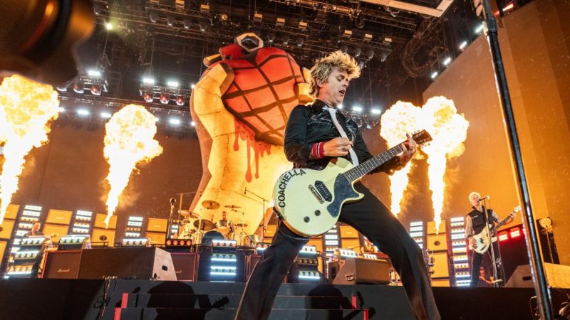 green-day-frontman-calls-out-ice-ahead-of-super-bowl:-‘quit-that-s–tty-job-you-have’