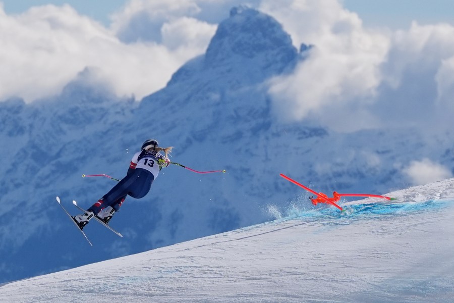 lindsey-vonn-clips-gate-and-crashes-in-winter-olympic-downhill,-taken-away-by-helicopter