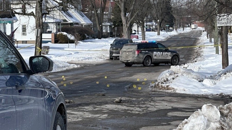 road-blocked-in-warren-for-police-investigation
