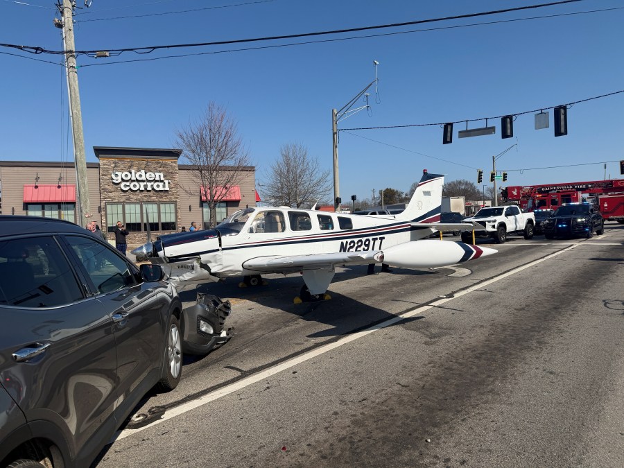 small-plane-makes-emergency-landing-on-a-busy-georgia-road-and-strikes-3-vehicles