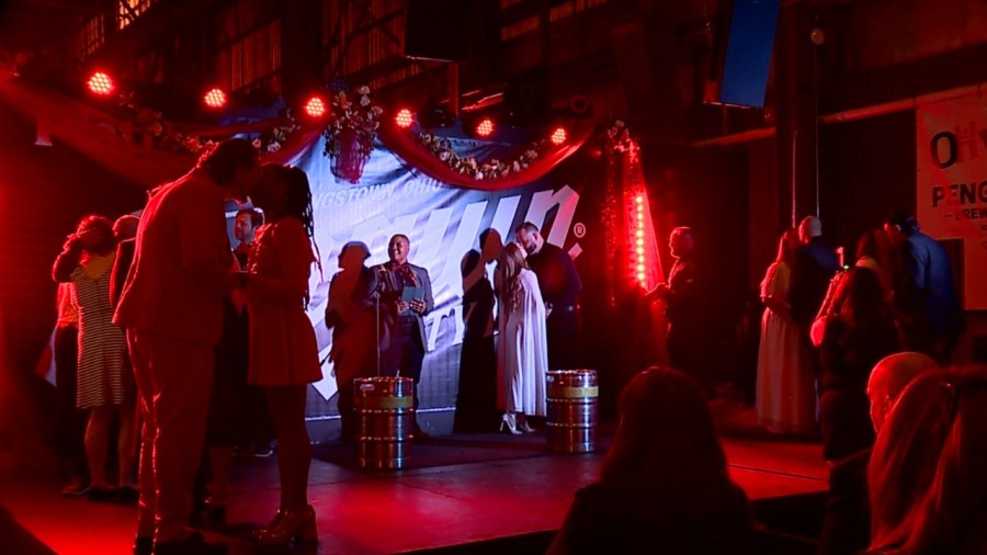 eight-couples-get-married-at-penguin-city-in-pop-up-wedding