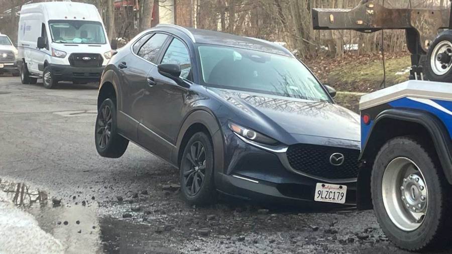 sinkhole-damages-vehicles-in-youngstown
