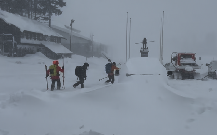 6-skiers-rescued,-9-still-missing-after-california-avalanche