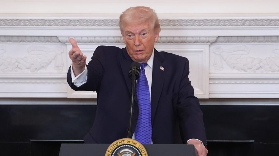 trump-tells-governors-supreme-court-tariff-decision-is-a-‘disgrace’