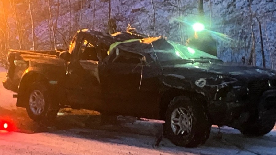 pickup-truck-nearly-slides-into-mahoning-river