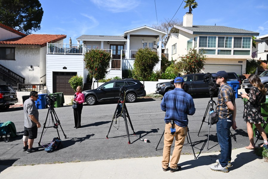 fbi-searches-los-angeles-school-district-headquarters-and-the-superintendent’s-home