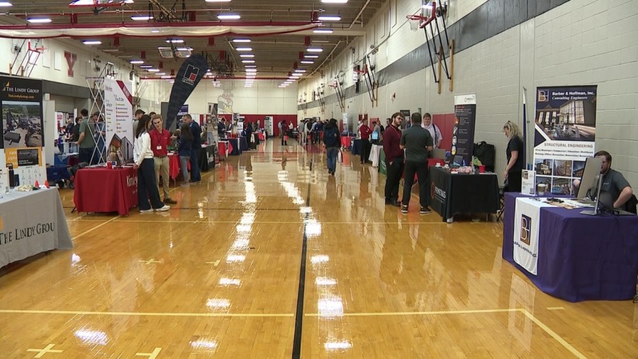 ysu-students-meet-with-potential-employers-at-stem-expo