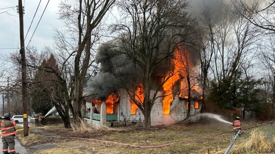 crews-fighting-fire-at-vacant-campbell-house