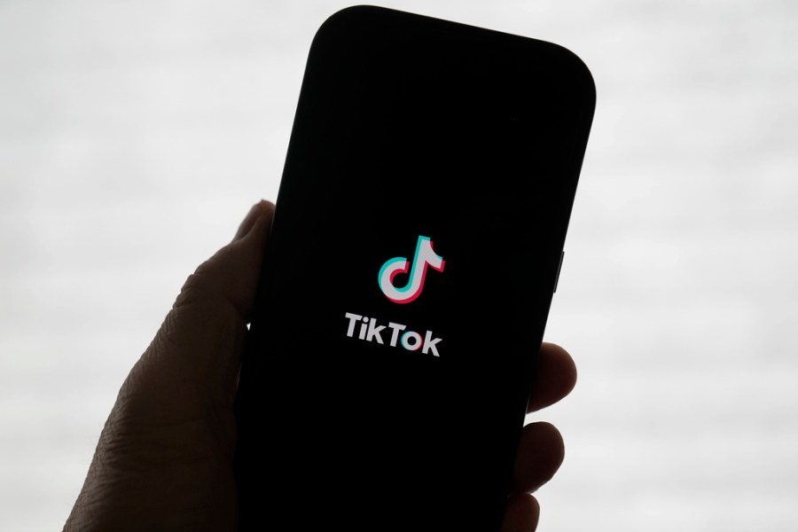 tiktok,-facebook-users-report-outages