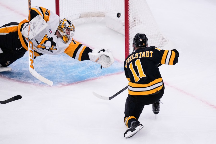 boston-scores-twice-in-50-seconds,-bruins-top-pens-2-1