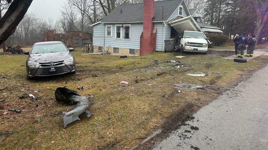 driver-flees-after-crash-sends-van-into-youngstown-house:-police