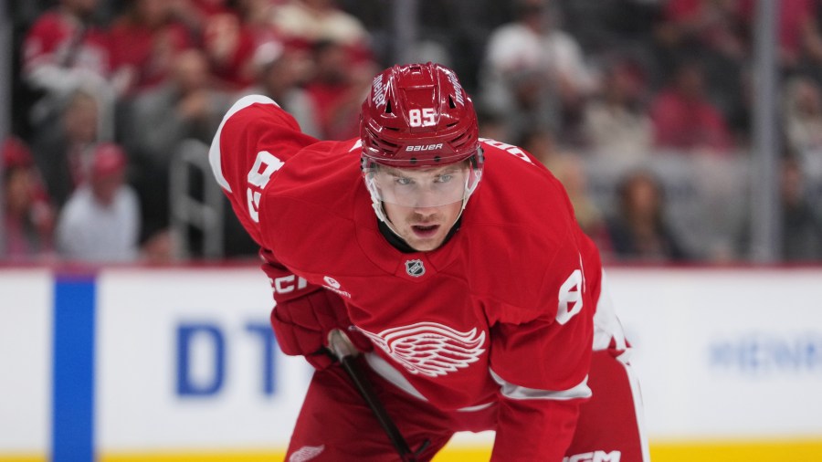 penguins-acquire-forward-in-trade-with-red-wings