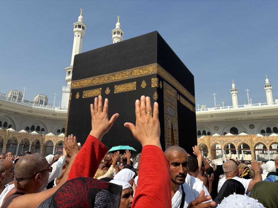 war-in-the-middle-east-ensnares-many-muslim-pilgrims-in-travel-chaos