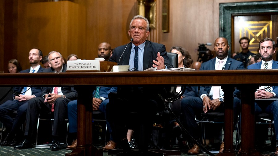 rfk-jr.-losing-battle-to-boost-trust-in-public-health-agencies