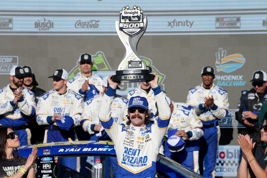 blaney-ends-reddick’s-streak-to-give-team-penske-a-phoenix-weekend-sweep