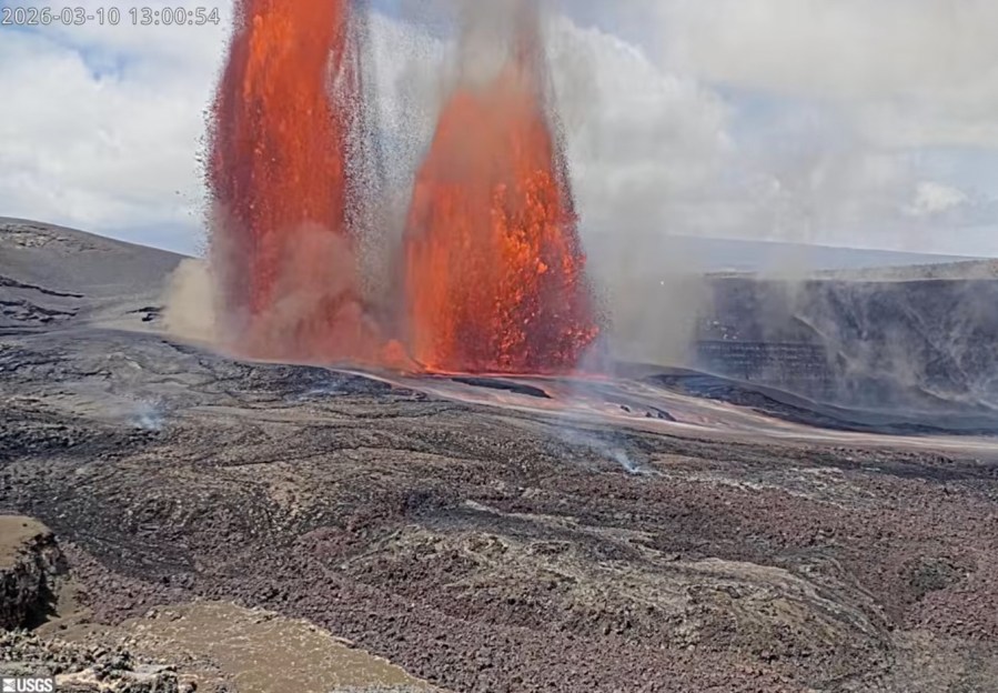 towering-lava-fountains-of-hawaii’s-kilauea-volcano-trigger-park-and-highway-closures