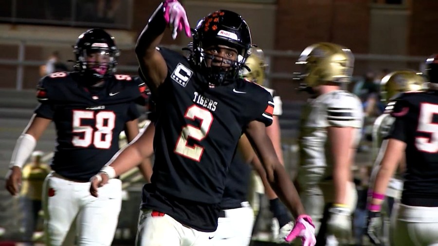 sharon-running-back-commits-to-college