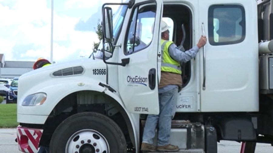 fallen-tree-takes-down-powerlines,-poles-blocking-off-a-salem-road