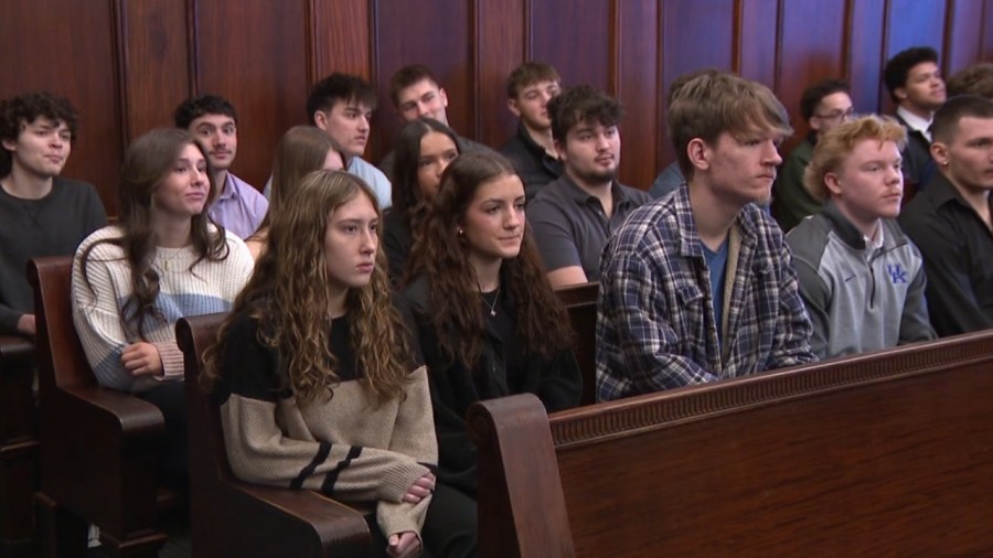 students-visit-mahoning-valley-courthouse