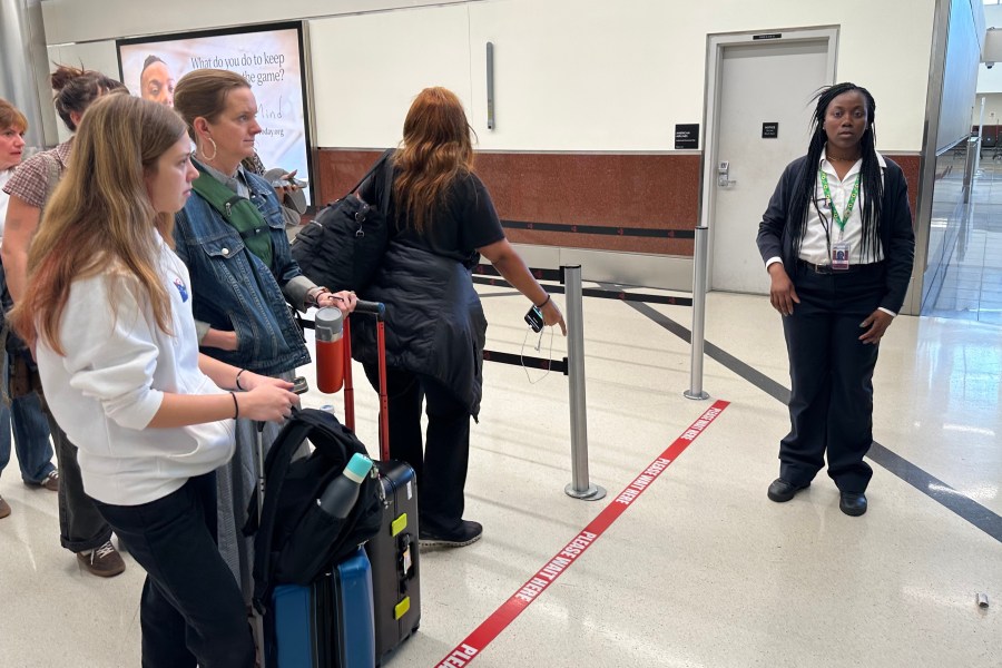 for-airline-passengers,-the-shutdown-answer-is-simple:-pay-tsa-officers