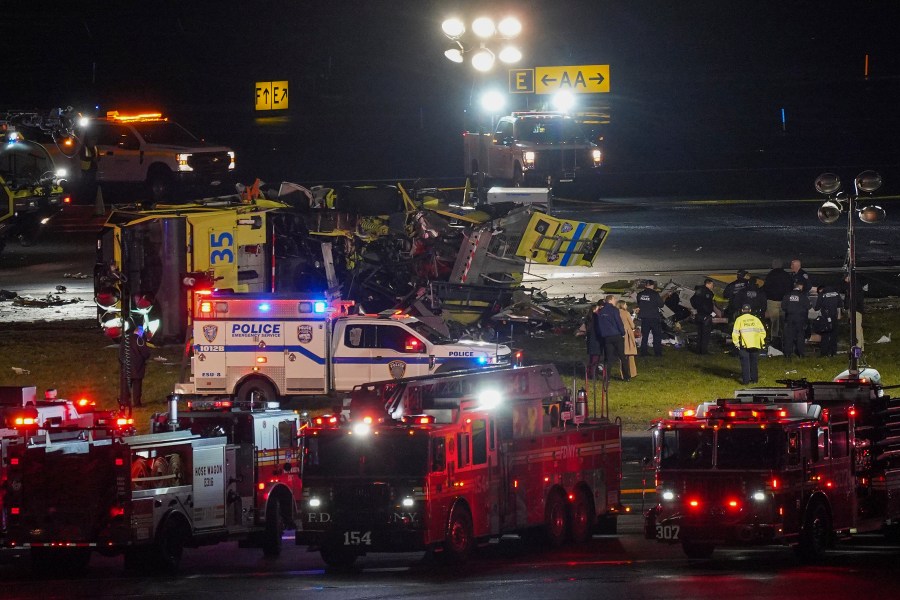 pilot-and-copilot-killed-in-collision-between-jet-and-fire-truck-at-new-york’s-laguardia-airport