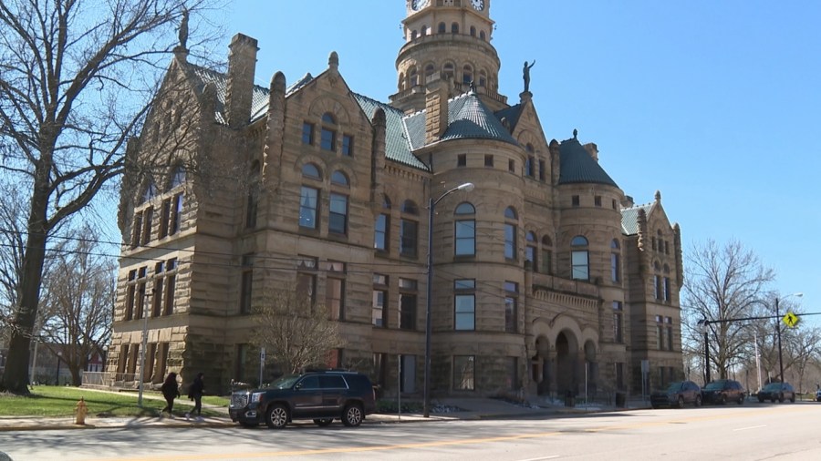 commissioners-approve-public-defender-contract