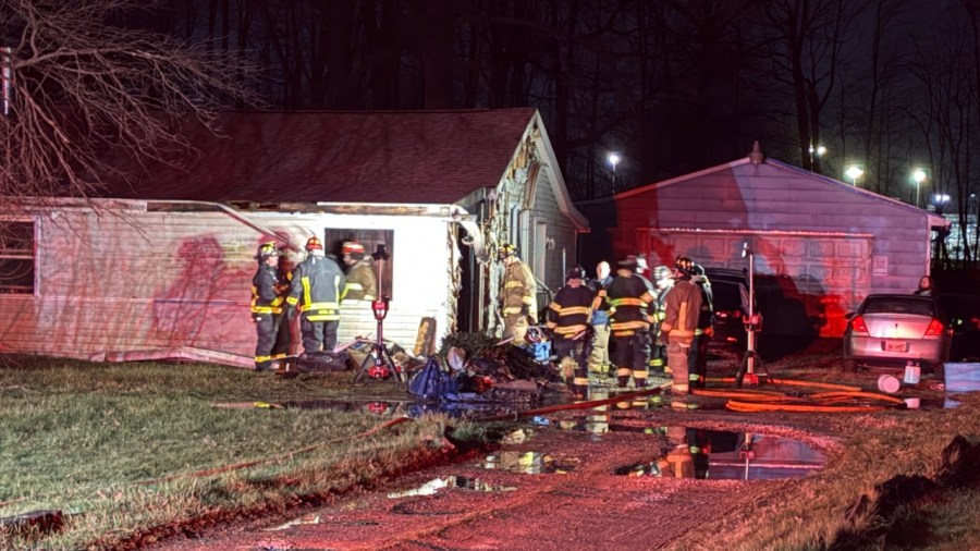 crews-respond-to-aggressive-howland-house-fire