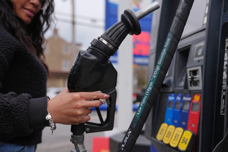 12-states-see-gas-prices-drop-since-last-week,-data-shows