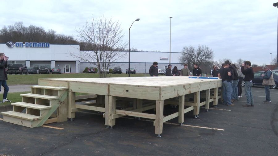mcctc-students-build-new-stage-for-quaker-steak-and-lube