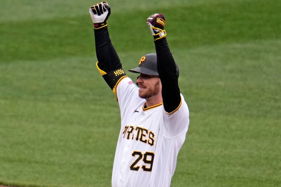 o’hearn-drives-in-4-to-lift-pirates-to-5th-straight-win