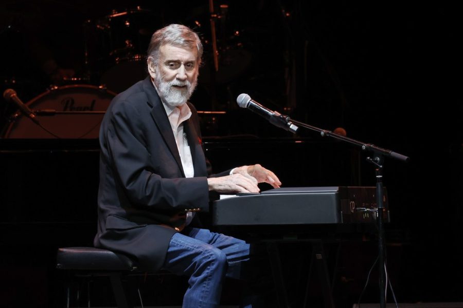 singer-songwriter-ray-stevens-suffers-broken-neck-after-fall