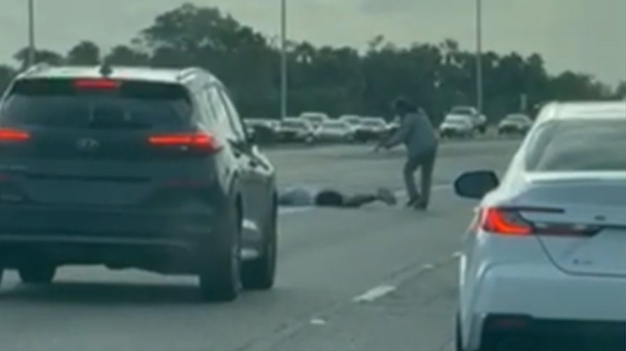 video-shows-driver-hold-dui-suspect-at-gunpoint-on-florida-highway,-authorities-say