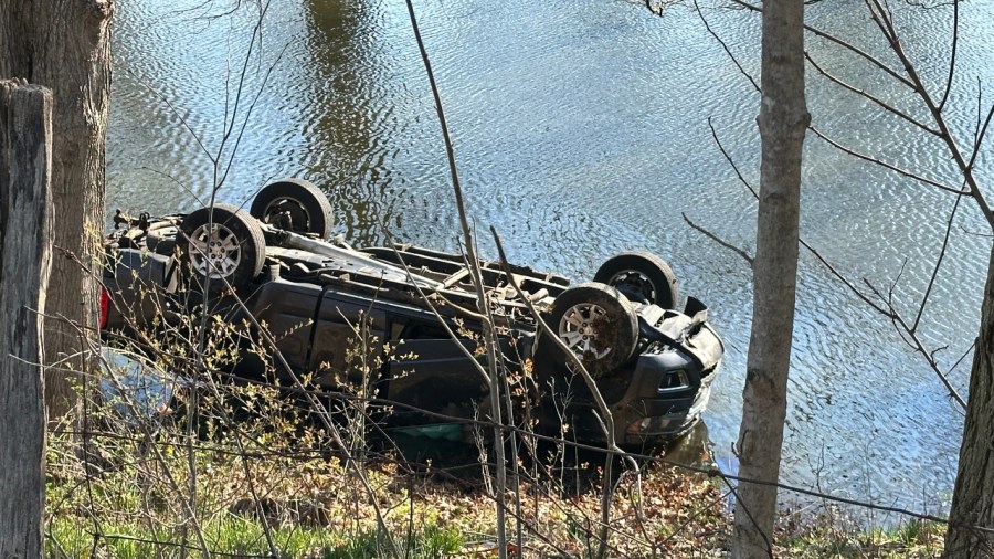 truck-found-floating-in-mahoning-river