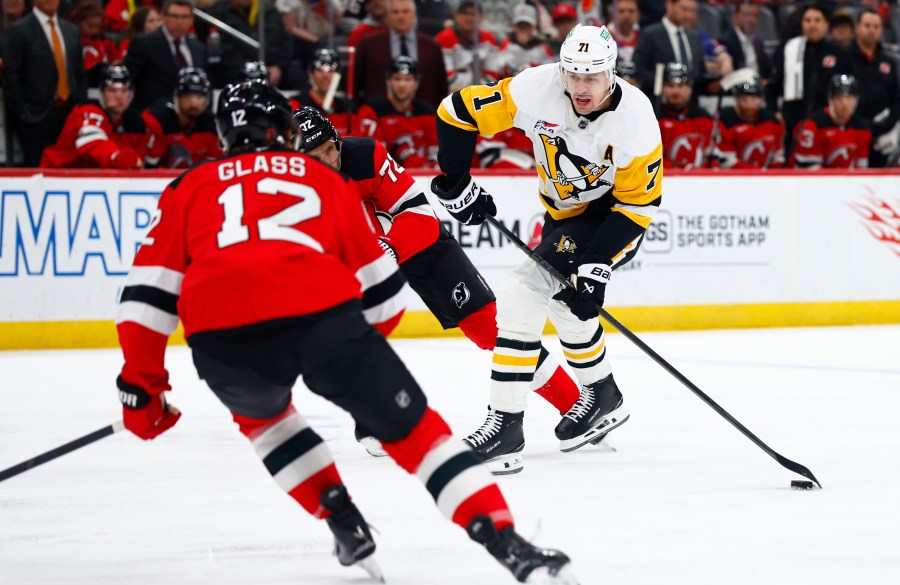 penguins-beat-the-devils-5-2-to-clinch-a-playoff-spot