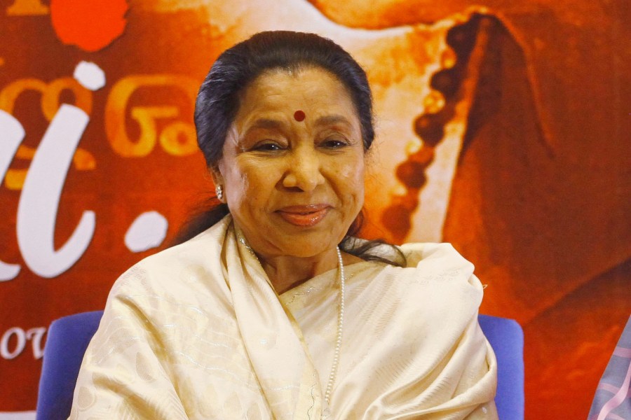 asha-bhosle,-one-of-india’s-most-versatile-bollywood-singers,-dies-at-92