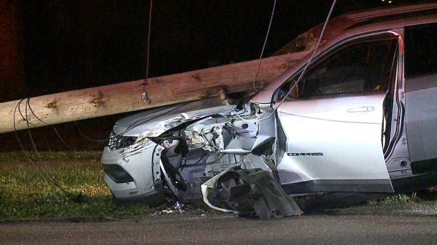 suv-crashes-into-pole-in-boardman